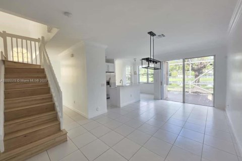 Снять в аренду виллу или дом в Пемброк-Пайнс, Флорида 4 спальни, 205.59м2, № 1952960 - фото 8