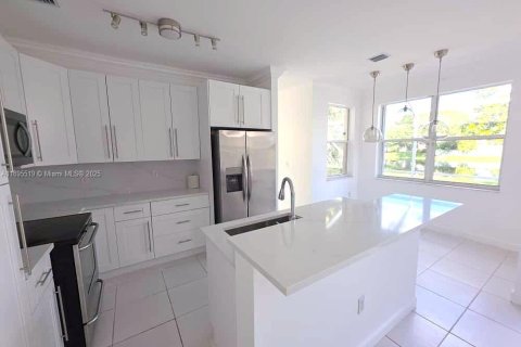 Снять в аренду виллу или дом в Пемброк-Пайнс, Флорида 4 спальни, 205.59м2, № 1952960 - фото 3