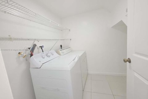 Снять в аренду виллу или дом в Пемброк-Пайнс, Флорида 4 спальни, 205.59м2, № 1952960 - фото 18