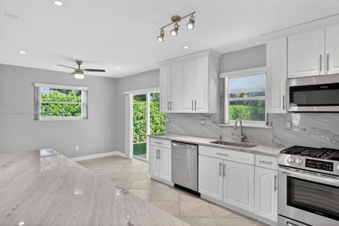 Villa ou maison à vendre à South Miami, Floride: 3 chambres, 118.36 m2 № 1974728 - photo 28