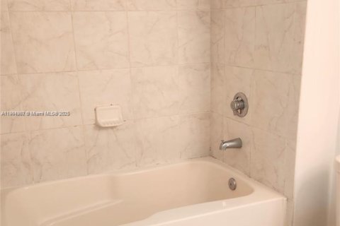 Copropriété à louer à Miami, Floride: 1 chambre, 60.48 m2 № 1956789 - photo 8