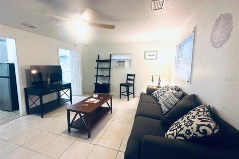 Apartamento en alquiler en Saint Petersburg, Florida, 1 dormitorio, 55.74 m2 № 1918773 - foto 2