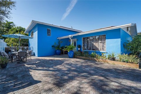 House in Miami, Florida 4 bedrooms, 235.04 sq.m. № 1818348 - photo 1