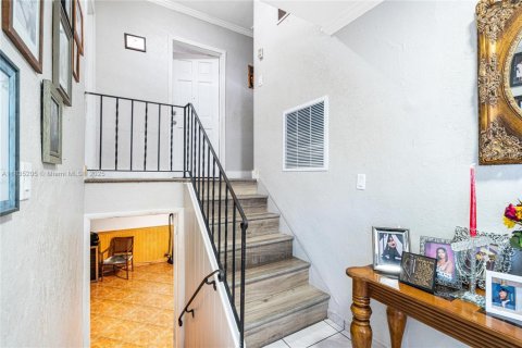 House in Miami, Florida 4 bedrooms, 235.04 sq.m. № 1818348 - photo 6