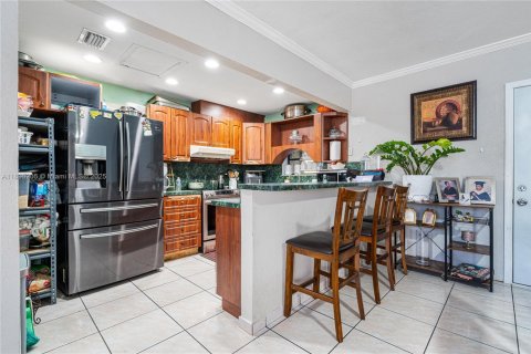 House in Miami, Florida 4 bedrooms, 235.04 sq.m. № 1818348 - photo 7