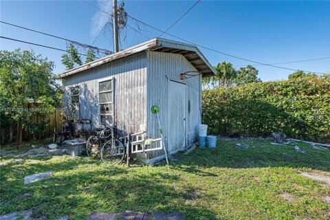 House in Miami, Florida 4 bedrooms, 235.04 sq.m. № 1818348 - photo 30