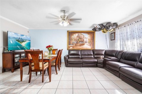 House in Miami, Florida 4 bedrooms, 235.04 sq.m. № 1818348 - photo 8