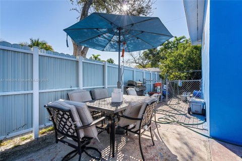 House in Miami, Florida 4 bedrooms, 235.04 sq.m. № 1818348 - photo 24