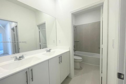 House in Homestead, Florida 4 bedrooms, 226.59 sq.m. № 1950987 - photo 13