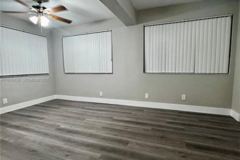 House in Hollywood, Florida 3 bedrooms, 86.21 sq.m. № 1994392 - photo 5