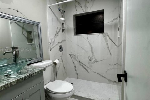 House in Hollywood, Florida 3 bedrooms, 86.21 sq.m. № 1994392 - photo 8