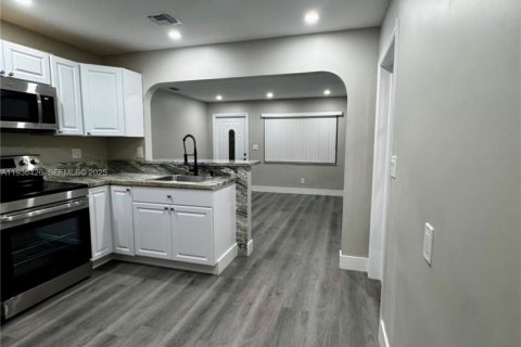 House in Hollywood, Florida 3 bedrooms, 86.21 sq.m. № 1994392 - photo 3