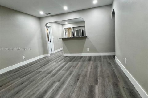 House in Hollywood, Florida 3 bedrooms, 86.21 sq.m. № 1994392 - photo 6