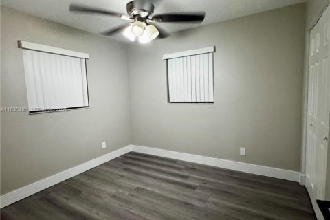 House in Hollywood, Florida 3 bedrooms, 86.21 sq.m. № 1994392 - photo 7