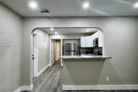 House in Hollywood, Florida 3 bedrooms, 86.21 sq.m. № 1994392 - photo 4