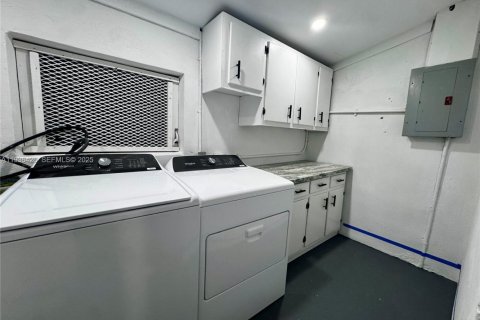 House in Hollywood, Florida 3 bedrooms, 86.21 sq.m. № 1994392 - photo 9