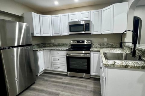 House in Hollywood, Florida 3 bedrooms, 86.21 sq.m. № 1994392 - photo 1