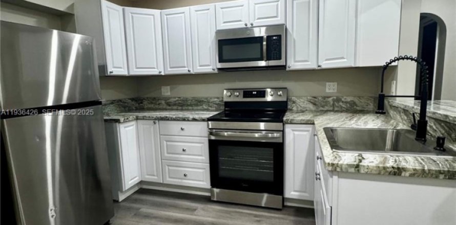 House in Hollywood, Florida 3 bedrooms, 86.21 sq.m. № 1994392