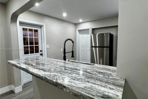 House in Hollywood, Florida 3 bedrooms, 86.21 sq.m. № 1994392 - photo 2