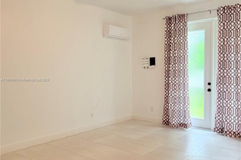 Commercial property in Port St. Lucie, Florida 1 bedroom, 277.78 sq.m. № 1897468 - photo 4