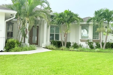 Commercial property in Port St. Lucie, Florida 1 bedroom, 277.78 sq.m. № 1897468 - photo 1