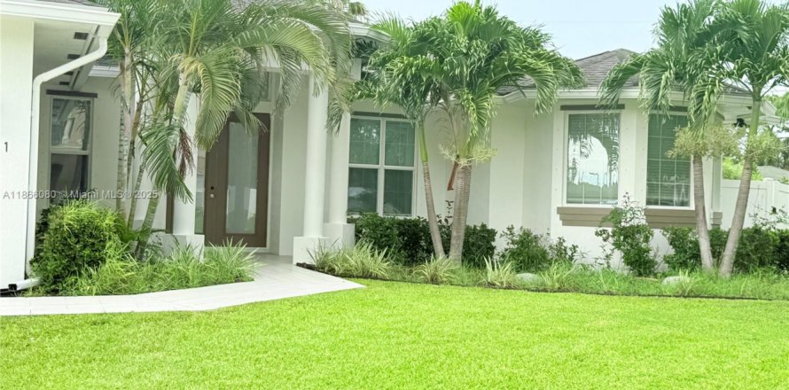 Commercial property in Port St. Lucie, Florida 1 bedroom, 277.78 sq.m. № 1897468