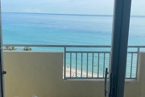 Copropriété à louer à Hallandale Beach, Floride: 2 chambres, 101.64 m2 № 2385084 - photo 4