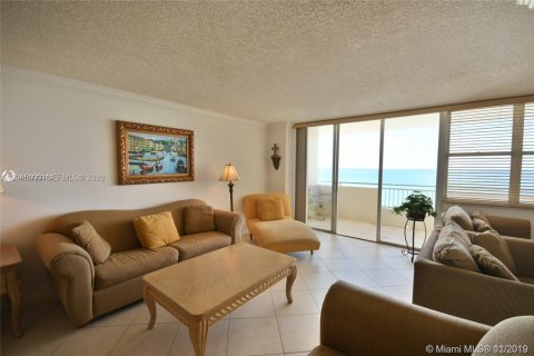 Copropriété à louer à Hallandale Beach, Floride: 2 chambres, 101.64 m2 № 2385084 - photo 5