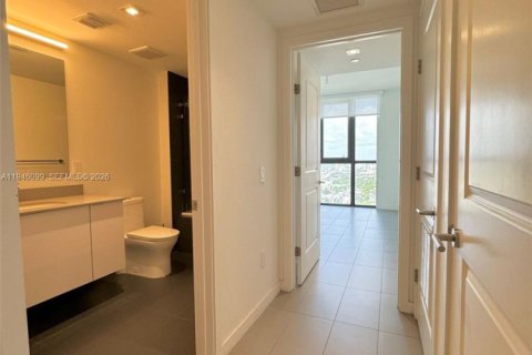 Condo in Miami, Florida, 2 bedrooms  № 2002867 - photo 5