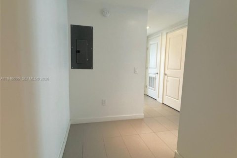 Condo in Miami, Florida, 2 bedrooms  № 2002867 - photo 4