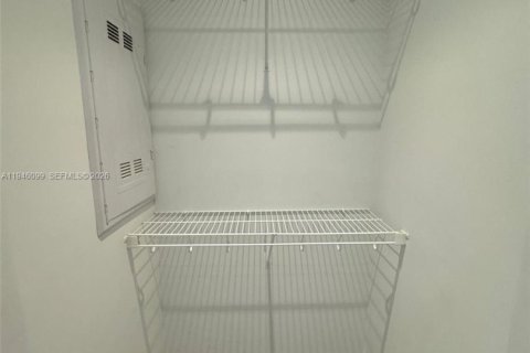 Condo in Miami, Florida, 2 bedrooms  № 2002867 - photo 9