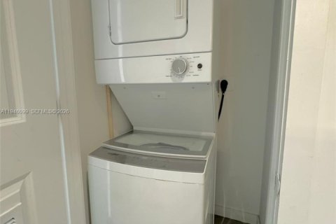 Condo in Miami, Florida, 2 bedrooms  № 2002867 - photo 8