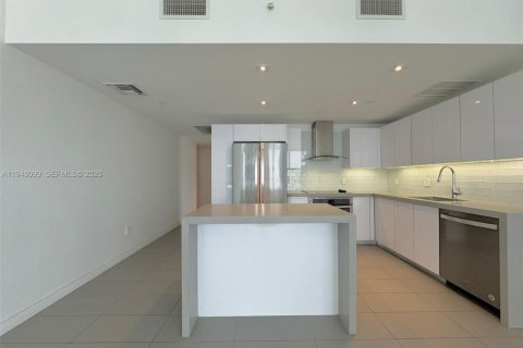 Condo in Miami, Florida, 2 bedrooms  № 2002867 - photo 11