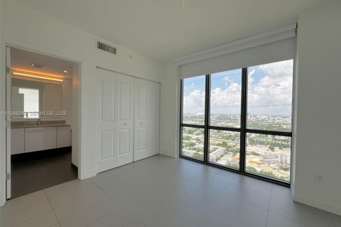 Condo in Miami, Florida, 2 bedrooms  № 2002867 - photo 16
