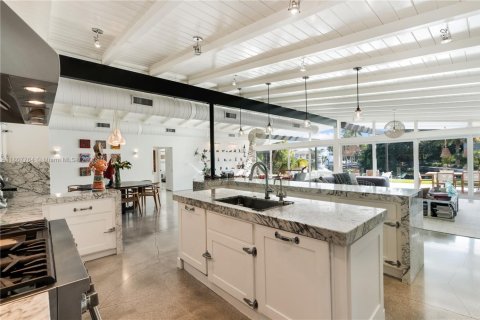 Villa ou maison à louer à Key Biscayne, Floride: 5 chambres, 340.12 m2 № 1959738 - photo 1