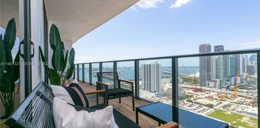 Кондоминиум с 2 спальнями в Майами, Флорида № 2028590