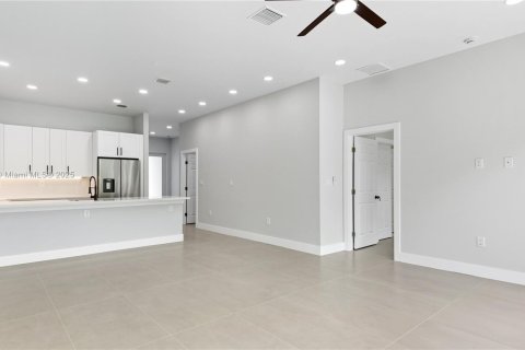 Commercial property in Fort Lauderdale, Florida 294.13 sq.m. № 1971505 - photo 22