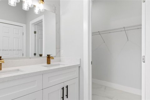 Commercial property in Fort Lauderdale, Florida 294.13 sq.m. № 1971505 - photo 28