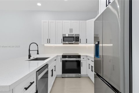 Commercial property in Fort Lauderdale, Florida 294.13 sq.m. № 1971505 - photo 20