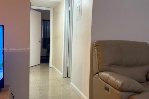 Condo in Hollywood, Florida, 2 bedrooms  № 1927091 - photo 8