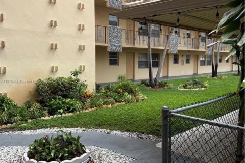 Condo in Hollywood, Florida, 2 bedrooms  № 1927091 - photo 12