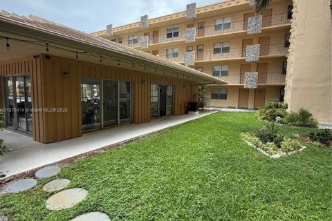 Condo in Hollywood, Florida, 2 bedrooms  № 1927091 - photo 10