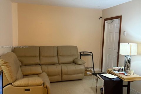 Condo in Hollywood, Florida, 2 bedrooms  № 1927091 - photo 2