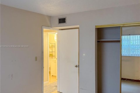 Condo in Hollywood, Florida, 2 bedrooms  № 1927091 - photo 16