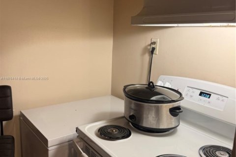 Condo in Hollywood, Florida, 2 bedrooms  № 1927091 - photo 7