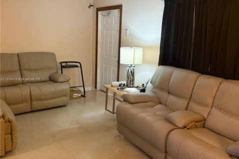 Condo in Hollywood, Florida, 2 bedrooms  № 1927091 - photo 3