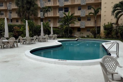 Condo in Hollywood, Florida, 2 bedrooms  № 1927091 - photo 1