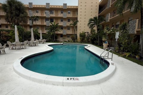Condo in Hollywood, Florida, 2 bedrooms  № 1927091 - photo 14