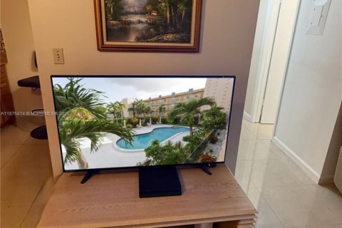 Condo in Hollywood, Florida, 2 bedrooms  № 1927091 - photo 6