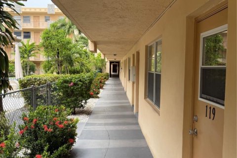 Condo in Hollywood, Florida, 2 bedrooms  № 1927091 - photo 11